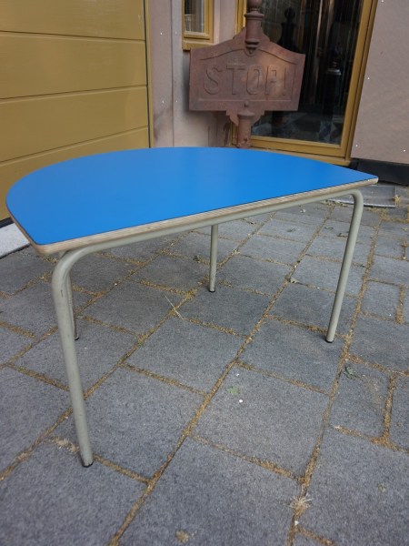 Willy van der Meeren-Vintage-Tubax-formica-halve-maan-kinder-tafeltjes-bureautjes-blauwe-ronde-horeca-tables-semi-circular-00002